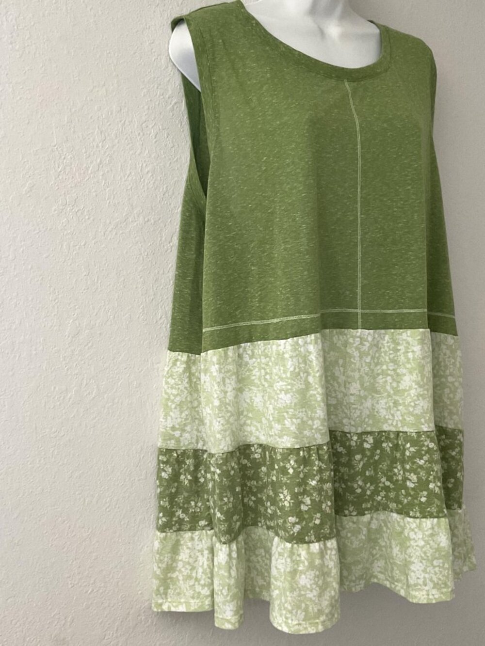 NEW CATO GREEN TIERED FLORAL SLEEVELESS TUNIC TOP PLUS 22-24W - Picture 2 of 10